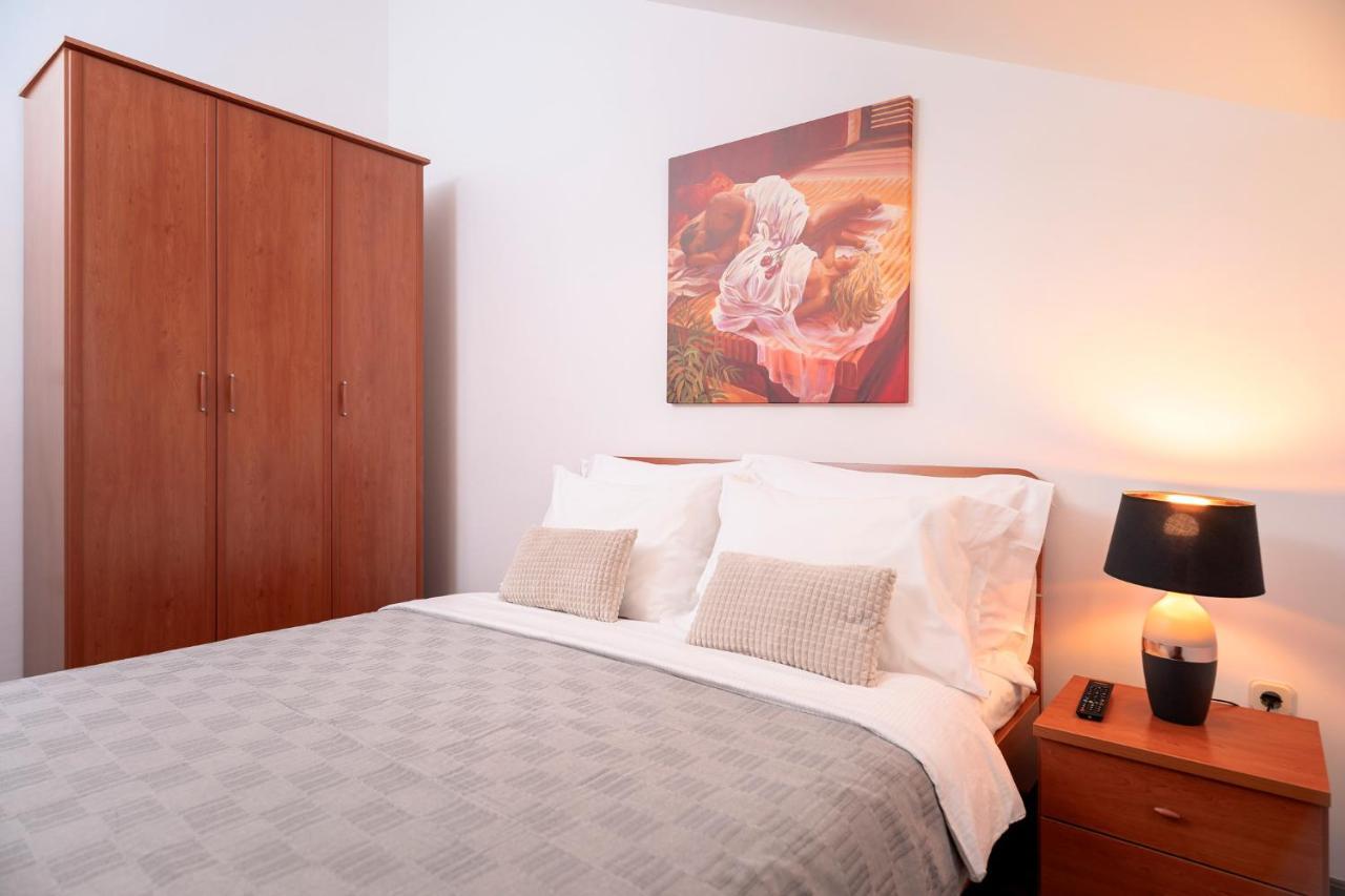 Hektorovic Poolside Apartments Bol Luaran gambar